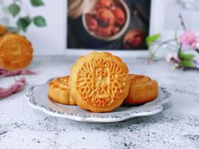 中秋佳节奶黄月饼出炉啦～