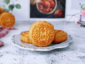 待月饼凉透后，密封好回油。