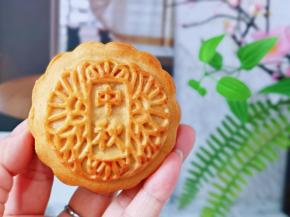 月饼为啥要回油？
经高温烘烤的月饼表皮比较硬，经过放几天后，饼皮吸收了一定的水分与油份，饼皮变得油润，这个时候的月饼口感才会达到最好。