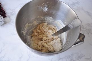 将除黄油和蔓越莓的其它食材都放在一起，搅拌均匀。