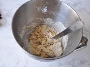 将除黄油和蔓越莓的其它食材都放在一起，搅拌均匀。