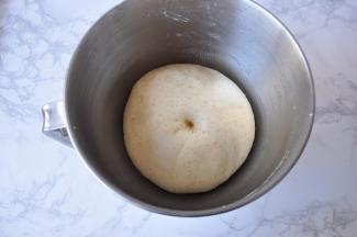 盖好保鲜膜，室温发酵。如果在室温低的其实季节，可以借助于发酵箱或烤箱的发酵功能。发酵至两倍大。