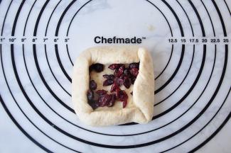 再如图折出四个角成四边形