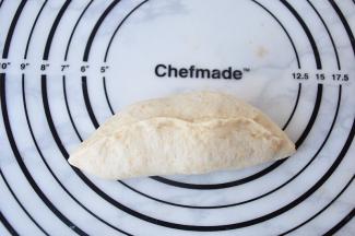 如图再对折，捏紧收口，要捏的紧一点哦，以免发酵过程中涨开漏馅。