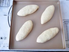 翻过来整理一下成鱼雷形，放在温暖处发酵，最佳温度为35-38度即可。室温低时，可以在烤箱的底部放热水加速发酵。