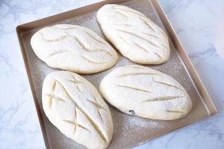 发酵至两倍大，在表面喷水，筛粉、割出自己喜欢的花纹。烤箱调到210度提前预热，大约烤15分钟，然后调至190度烤10分钟。具体时间和温度请根据实际情况调整。因为各个烤箱脾气不同，请掌握自己的烤箱脾气，适当调整温度和时长，我的数值您权当参考。