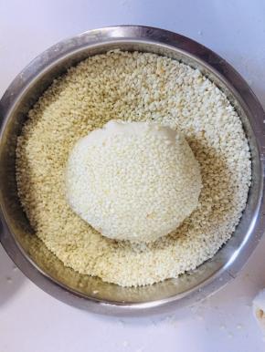 两面均匀的粘上一层芝麻。