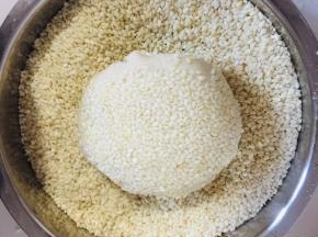 两面均匀的粘上一层芝麻。