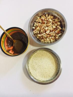 一勺芝麻酱加入一勺香油，一勺生抽搅拌均匀调成麻酱，熟花生碎，芝麻备用！