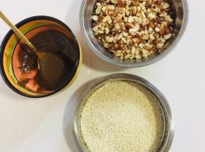 一勺芝麻酱加入一勺香油，一勺生抽搅拌均匀调成麻酱，熟花生碎，芝麻备用！