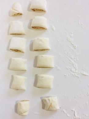 切成大小一致的小块儿备用。