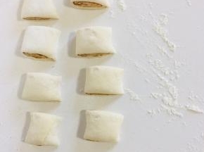 切成大小一致的小块儿备用。