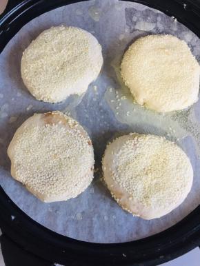 电饼铛预热，放入一张油纸，倒入适量的油，放入做好的饼坯。（放入油纸以免弄脏电饼铛，好清洗，也可以不用。