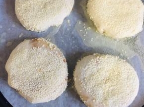 电饼铛预热，放入一张油纸，倒入适量的油，放入做好的饼坯。（放入油纸以免弄脏电饼铛，好清洗，也可以不用。