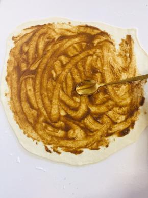 均匀涂抹一层调好的麻酱。