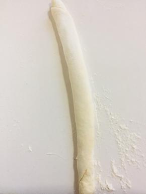 从一端卷起来，卷成条状备用。