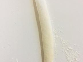 从一端卷起来，卷成条状备用。