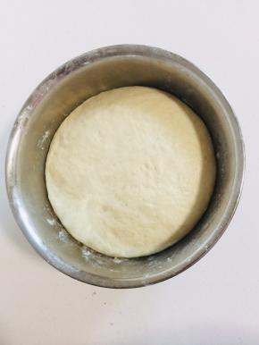 面粉放入发酵粉，盐和适量的温水揉成光滑的面团发酵至1.5倍大备用！