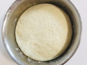 面粉放入发酵粉，盐和适量的温水揉成光滑的面团发酵至1.5倍大备用！