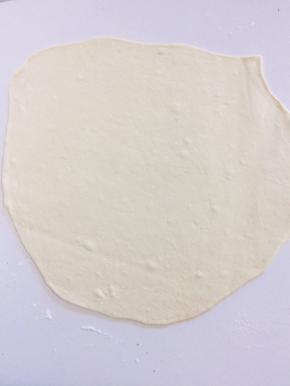 发酵好的面团擀成薄片备用！