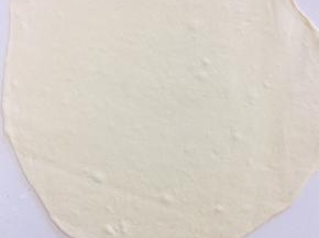 发酵好的面团擀成薄片备用！