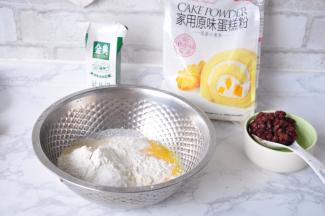 先将除了黄油和蜜红豆的其它食材放在盆中，搅拌均匀。