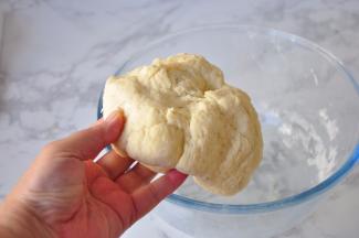 充分揉匀，然后加入黄油再揉。面团刚开始会有点粘手，继续揉久可以成团并且逐渐光滑