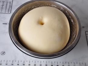 我用的是金龙鱼家用原味蛋糕粉，它采用100％进口小麦，属于低筋面粉，可以制作蛋糕，饼干，曲奇等等美味。这个面团不会象高筋面粉那样揉出筋膜有。看到它光滑了即可。将揉好的面团放入容器盖严实，放入冰箱冷藏发酵，经过一夜的低温发酵，面团口感更好。冷藏室的温度不要太低，度建议在5-7度左右。这是10个小时后的状态，约两倍大。您也可以揉好后先在室温中发酵一会，再放进冰箱。