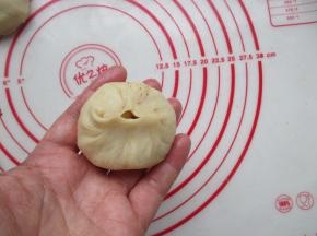 时间允许的话，最好再醒发五到十分钟，然后再压扁包入蜜红豆馅。