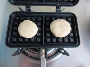 将华夫饼模具提前预热，然后刷上薄油，放入包好的面团，合上盖子。