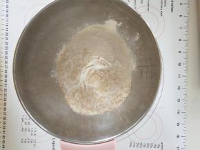 2.高筋面粉 全麦粉 干酵母混合拌匀。