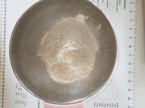 2.高筋面粉 全麦粉 干酵母混合拌匀。