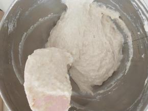 4.根据面粉吸水情况来调整水量，调整成粘稠有弹性的面糊即可。