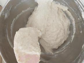 4.根据面粉吸水情况来调整水量，调整成粘稠有弹性的面糊即可。