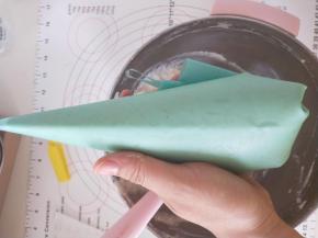 5.将面糊装入裱花袋。