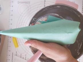 5.将面糊装入裱花袋。