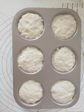 6.将面糊挤到学厨6连模的8分满。