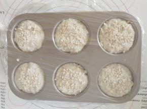 7.表面撒适量燕麦片。