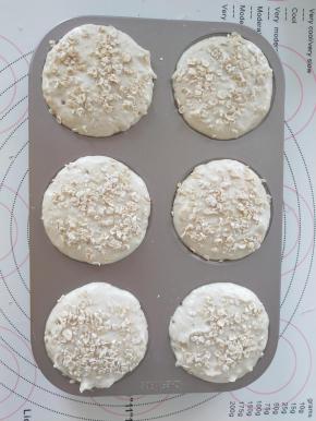 8.盖保鲜膜发酵40分钟。