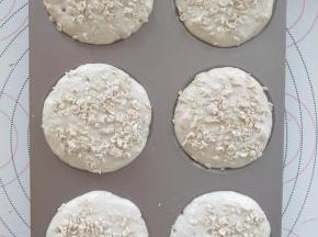 8.盖保鲜膜发酵40分钟。