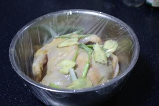 盖上保鲜膜，放入冰箱里冷藏24～36个小时左右，这样会很入味。