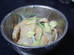 盖上保鲜膜，放入冰箱里冷藏24～36个小时左右，这样会很入味。