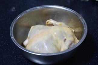 戴上一次性手套，将盐焗粉均匀的涂抹在童子鸡身上，包括鸡的肚子里也要涂抹上盐焗粉。