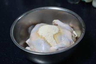 准备好盐焗粉，撒在童子鸡身上。