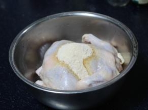 准备好盐焗粉，撒在童子鸡身上。