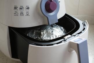 空气炸锅调到200度，提前预热5分钟，放入裹好铝箔纸的童子鸡，炸45分钟。