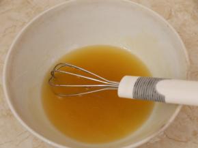 将糖浆、花生油、枧水用手动打蛋器搅匀。