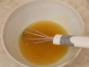 将糖浆、花生油、枧水用手动打蛋器搅匀。