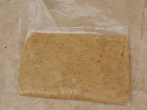 将面团包上保鲜膜，松弛2个小时。