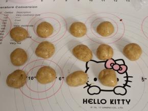 松弛好的饼皮分割成15g一个，滚圆备用。